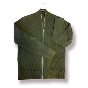 Stickad tröja från Zara - Buda eller köp direkt för 300 + frakt‼️ Väldigt Bra skick, 9/10. Inga synliga fel eller fläckar. Storlek M men passar även L. Om du har någon fråga är det bara att skicka ett DM!🔥