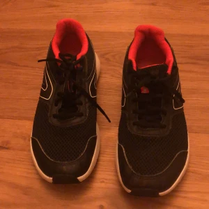 Jumpa skor  - Rosa inuti, svarta utan på med reflex