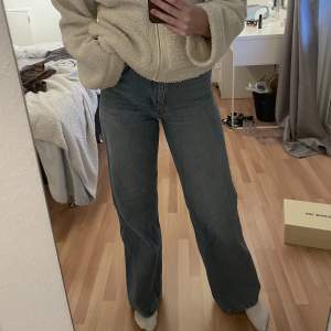 Säljer ett par monki jeans modell Yoko. Storleken är 26 och passar mig som vanligtvis har small i underdel🤍