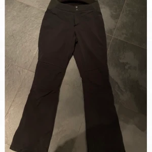 Tighta skidbyxor - Tighta svarta skidbyxor ifrån Everest. Jättesnygga använda endast en vecka. Stretchiga i stl 36❤️
