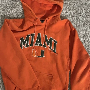 Vintage hoodie - I jättebra skick men säljs då den inte kommer till användning! Texten på hoodien är mörkgrön! Det står att storleken är S, men skulle själv säga M