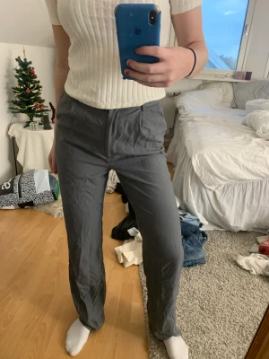 Gråa kostymbyxor  - Gråa, oversized kostymbyxor från NA-KD