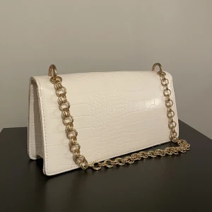 Vit väska - Vit liten väska med orm mönster. Hör av dig för mer information 🤍