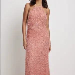 Säljer denna rosa långklänning som är helt perfekt att ha som balklänning. Den är helt slutsåld på nakds hemsida. Klänningen är endast använd en gång och är i toppskick! Nypris 899kr