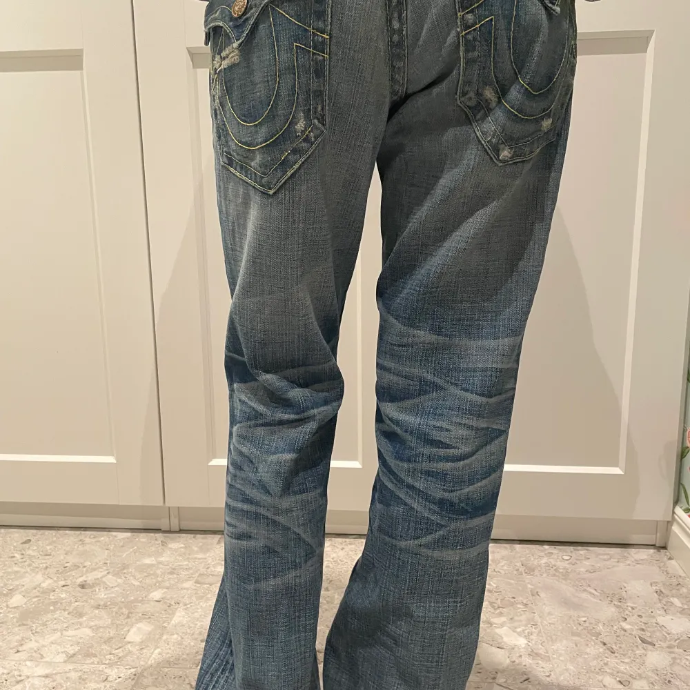 Säljer nu ett par f.d favorit jeans av märket true religion😚 Köpta i new york vintage men i superbra skick🙌 Midjemått 45 cm tvärs över, innerbenet ca 84 cm💕💕 Bootcut/ straight fit med låg midja, frakt tillkommer på 60 kr🥰. Jeans & Byxor.