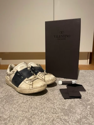 Valentino Skor - Ett par Valentino skor i dåligt skick, har däremot inte försökt göra rent de samt ingår det ett par nya skosnören. Ifall du gör rent de och använder de nya skosnörena tror jag att skicket kan förbättras ganska så mycket