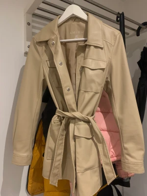 Kappa skinnimitation - Inköpt på New Yorker, använd ca 10 gånger. Katten har käkat på bandet, knappt synligt. Är väldigt slim i designen. Skinnimitation. 