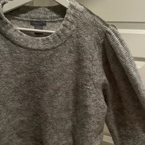 Tröja - Säljer denna tröja från Lindex! Super mysig och använt 1 gång! Är i stl. L men sitter som en M.