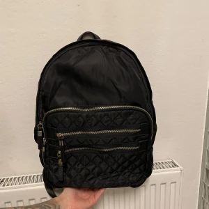 Ryggsäck  - Ryggsäck lite mindre än vanlig storlek. 