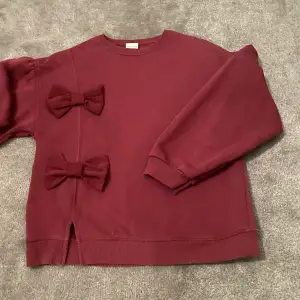 En vinröd zara tröja. Den är knapp använd och är fortfarande som ny. Den är fin och fästlig. 