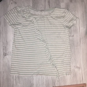 T-shirt är ej andvänd - Hej här säljer jag en oanvänd tröja som kostar endast 15kr 