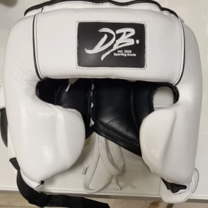 Boxning hjälm - Använd 2 gånger pågrund av snabb köp för en matchsparring. Hjälmen är som helt ny och rätt skön men inte min typ av hjälm.  Kostade mig 800 kr med rabatt. Passar både M/L storlek