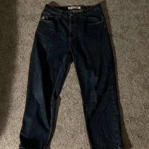 Polar byxor - Polar 93 denim i mörkblå, skriv för mer bilder 