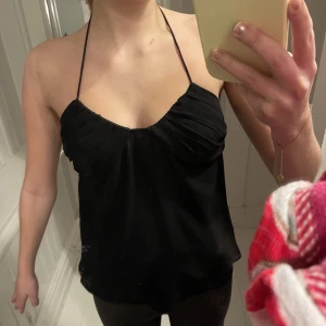 Fest topp - Ett linne perfekt till fest eller bara till sommaren. Jätte fin i ryggen med två knyten. Aldrig använd, från Zara. 