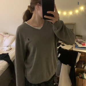 V-ringad sweater - Rätt så tunn långärmad från Raplph Lauren i strl L. Sitter oversized på mig som har S/M. Oanvänt skick