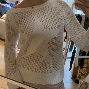 Stickad tröja - Stickad tröja med en stjärna på 