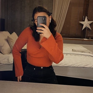 Topp - En topp som har en fin Korsning vid bröstet från NA-KD. Har använt den få gånger.