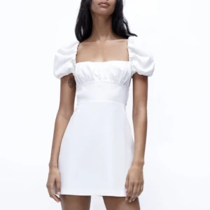 Studentklänning - Supersnygg klänning perfekt till studenten från zara. Endast använd en gång och är i nyskick 🤍