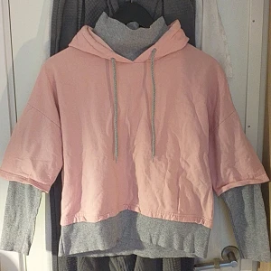 Dubbel layered hoodie  - Super fin hoodie med lager har aldrig blivit använd och är i nyskick. Är en M-L men fungerar lika bra för S