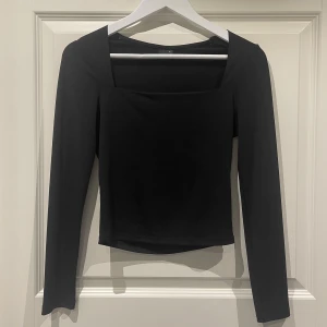 Svart Top  - Svart Top från Gina i storlek S. Säljs för 50kr. Fraktas på köparens bekostnad 