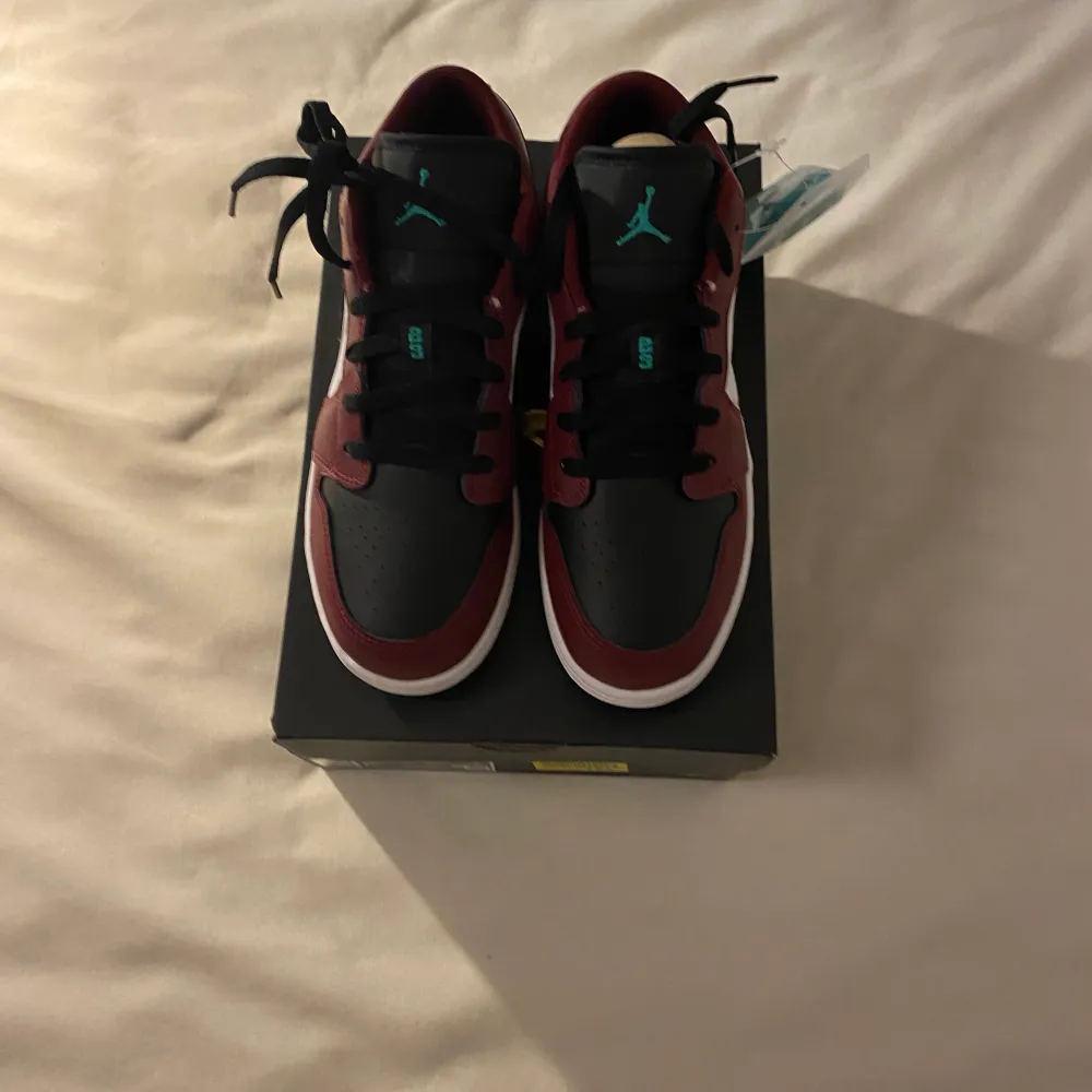 Hej! Jag säljer ett par helt nya Air Jordan 1 Low (GS) ”Dark Beetroot” i storlek 38,5 för 1350kr ink frakt! 📦 👟 Fraktar samma eller dagen efter betalning! 🚢 Bara att skriva om du har några frågor!😄. Kengät.