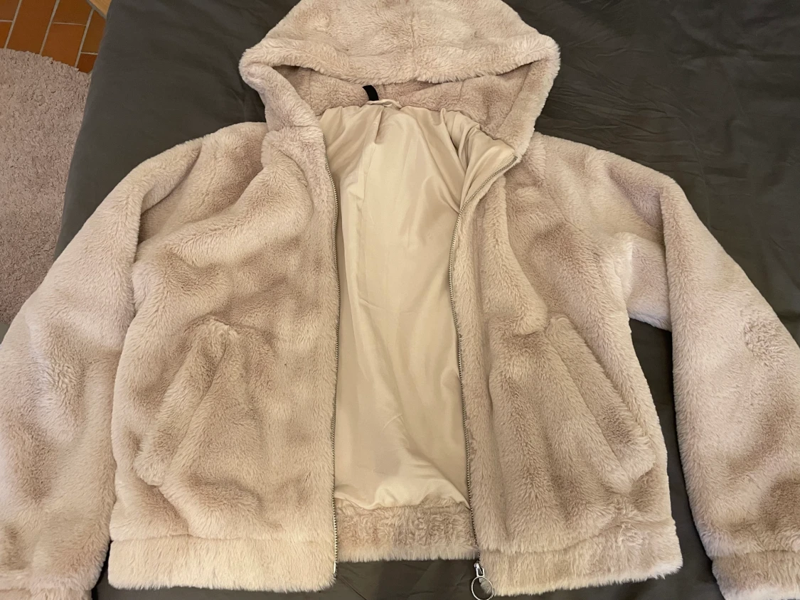 Mysig pälsjacka från H&M strlk S