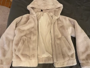 Mysig pälsjacka från H&M strlk S - Fuskpälsjacka från H&M strlk S, säljer för 200kr