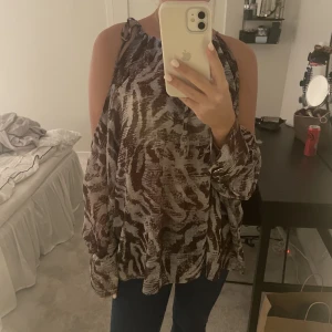 Topp med öppna axlar - Jätte fin blus med öppna axlar från zara äldre kollektion, banden vid halsen är justerbara! 