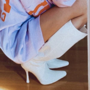 Vita höga boots m klack - Vita höga boots m smal klack från PRETTYLITTLETHINGS m dragkedja.  10 cm hög klack, strl 39, nypris 500kr (aldrig använda)