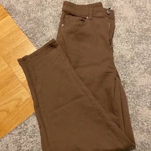 bruna jeans från hm - ett par bruna jeans, omsydda till lågmidjade. 
