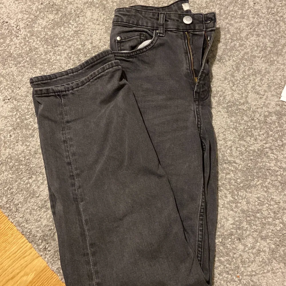 säljer ett par oanvända grå jeans ifrån hm!. Jeans & Byxor.