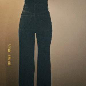 Dark washed jeans från Zara.  Storlek 34  Säljes då dem inte används längre.  Meddela vid intresse💌