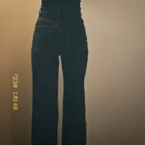 Dark washed jeans från Zara.  Storlek 34  Säljes då dem inte används längre.  Meddela vid intresse💌