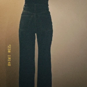 Jeans - Dark washed jeans från Zara.  Storlek 34  Säljes då dem inte används längre.  Meddela vid intresse💌