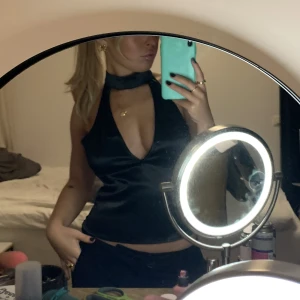 Svart topp - Använd en gång, lite stor för mig därför jag säljer! Så fin!! 