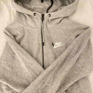 Grå zip hoddie från nike  - Tröjan är i storlek S men är lite större i storleken, Typ nyskick då jag använt den väldigt få gånger!🙌🏼 skriv privat för fler bilder 🙏🏽pris kan diskuteras