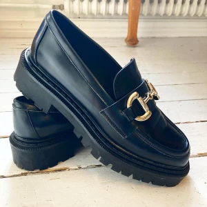 Loafers 90’s y2k platforms strl 40 - Nästintill nya, inget att anmärka på. Riktigt sköna att gå i. Strl 40