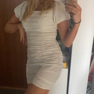 Studentklänning - Vit populär klänning som använts i 4 timmar under studentdagen! Storlek 34💞Blev helt slutsåld förra året