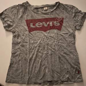 En grå Levi’s t-shirt i bomull. Nypris ungefär 300kr. Köptes i en Levi’s butik och är därför äkta. Väl använd men mysig på sommaren då materialet är tunn. Priset kan diskuteras!