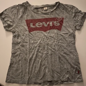 LEVI’S T-SHIRT (strl. S) - En grå Levi’s t-shirt i bomull. Nypris ungefär 300kr. Köptes i en Levi’s butik och är därför äkta. Väl använd men mysig på sommaren då materialet är tunn. Priset kan diskuteras!