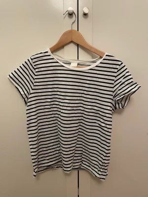 T-shirt - Enkel randig t-shirt från hm. Använd ca 2 gånger. Storlek M men passar S