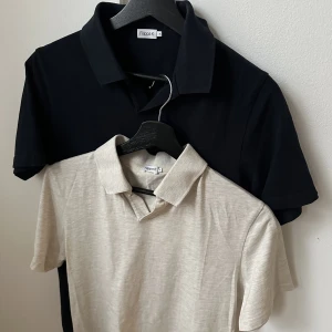 Filippa K, 2st Piké m stretch, Strl S - 2st pikéer från Filippa K med stretchigt tyg. Strl S.