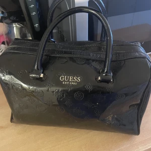 Guess väska  - Guess väska 