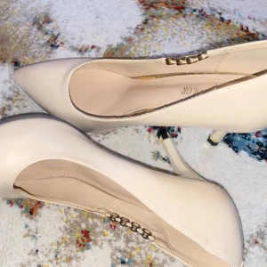 Eleganta höga klackar  - Jättefina och eleganta höga klackar👡👠 Är bara 8cm, lätta att gå med! Har köpt de för 1399, har glömt retur, nu är det bara 399! 😘Ge bud! Skriv till mig för mer information! 😊