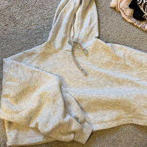 Kort hoodie! - Sjukt mysig hoodie som är som en magtröja. Det är storlek S/M och den är väldigt skön o bekväm