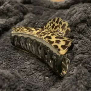 Liten söt guldig leopardhårklämma, passar jättebra till det mesta, jag har inte använd den mycket alls, men den passar jättebra om man ska göra en halv uppsättning, eller om man har relativt tunt hår😽✨