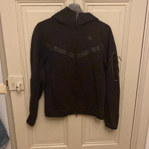 Svart Nike tech zip hoodie - Svart Nike tech zip hoodie i bra skick. XS men passar S. Nypris:1000kr