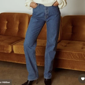 Jeans - Blå raka jeans från NA-KD. Storlek 34. 