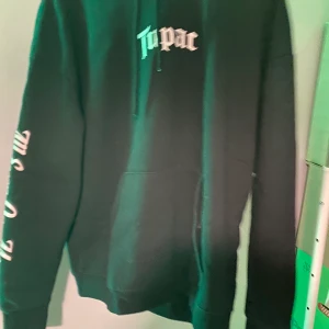 Pull&bear Hoodie  - Tupac Hoodie från pull&bear  Helt okej skick  Köpt för 499kr