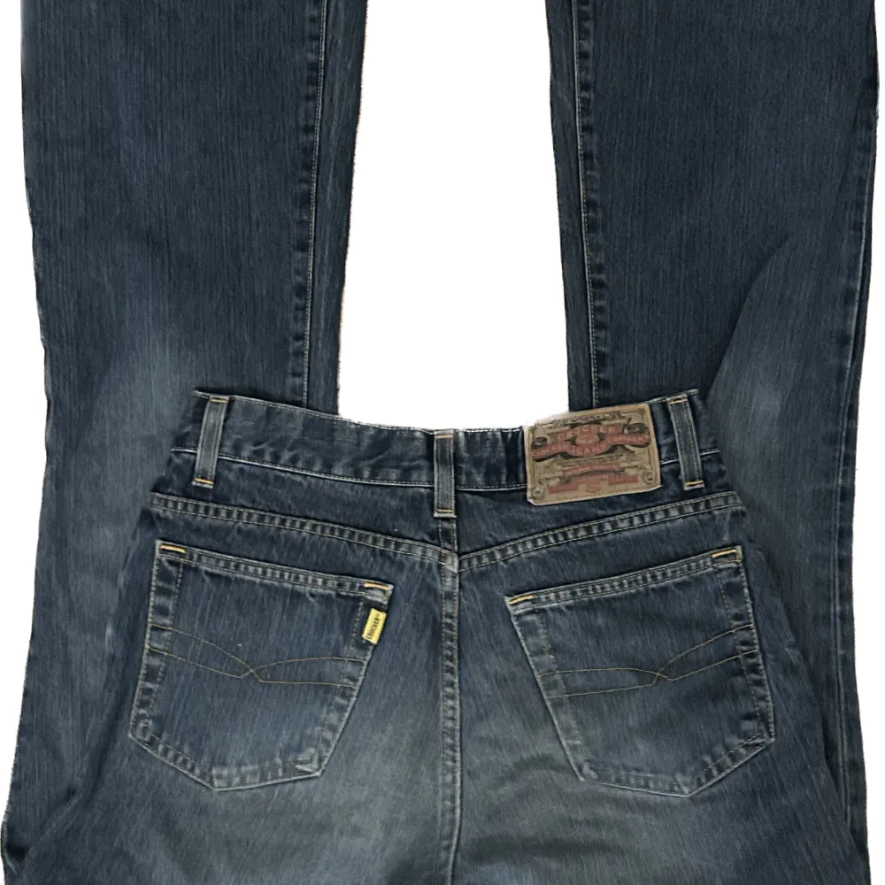 Säljer lågmidjade bootcut jeans från Crocker Modellen är 334💕 Fint skick💞. Jeans & Byxor.